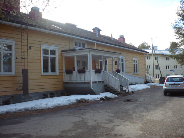 Rakennus maalattu lateksilla sekä öljymaalilla