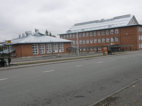 Lyseonpuiston lukion työmaa, reilun metrin leveiden räystäslippojen soodapuhallus.